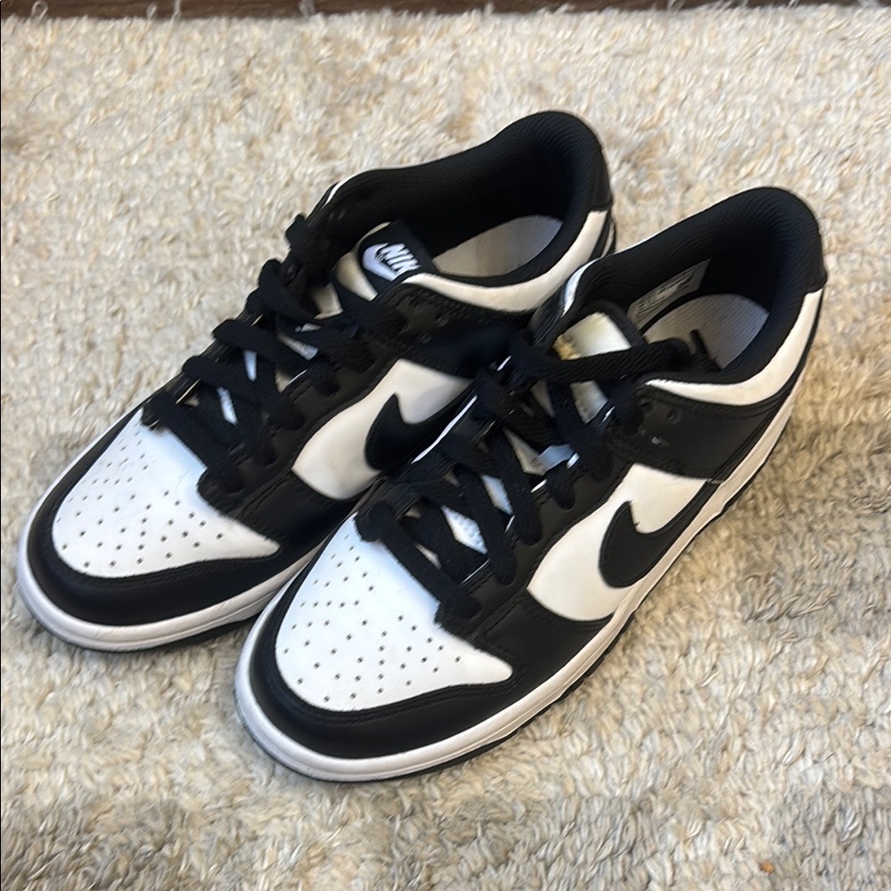 Nike Men's Black and White Low-Top Sneakers